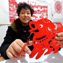 剪“百狗” 迎新春