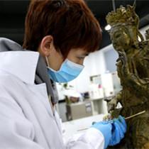 陕西历史博物馆的“文物医生”