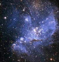 哈勃望远镜拍到“恒星摇篮” 新星被蓝雾包裹