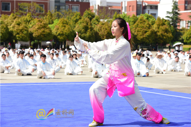 中外太极高手齐聚云南民大 千人共舞其乐融融