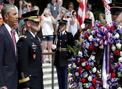 美国阵亡将士纪念日 奥巴马向无名烈士墓献花圈