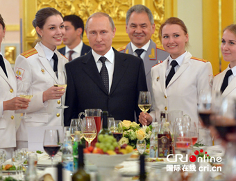 俄总统普京克里姆林宫接见军事学院毕业生