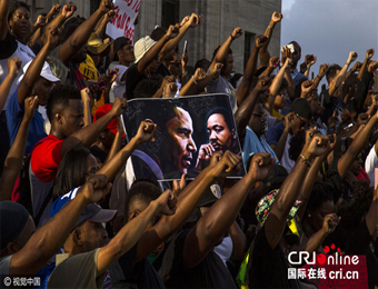 美国警察枪杀非裔男子 民众示威抗议