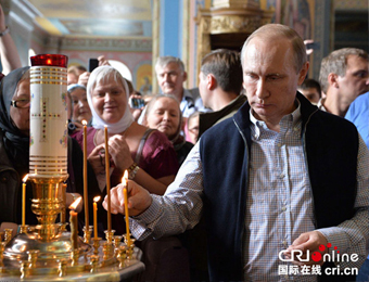 俄罗斯总统普京访问修道院 在教堂进行礼拜