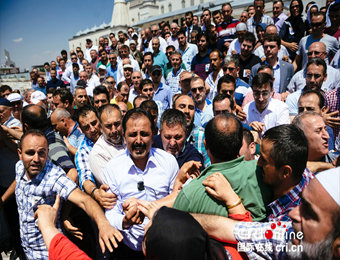 土耳其为军事政变中的遇难者举行葬礼