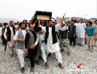 阿富汗喀布尔民众为爆炸案遇难者举行葬礼