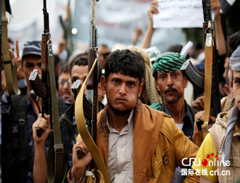 也门胡塞武装支持者持枪游行示威