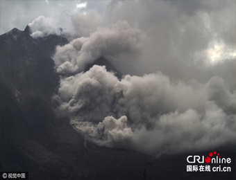 印尼锡纳朋火山喷发浓烟滚滚 民众被迫撤离