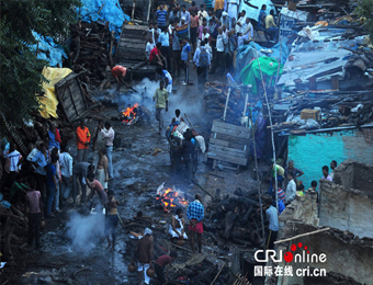 印度洪水肆虐 民众为逝者进行火葬