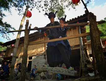 记者们惊呆了 广南马碧村好多人家住在“古董”里 