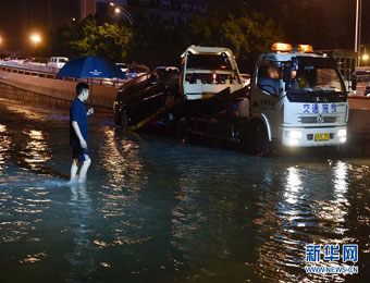 福州遭暴雨袭击 局地积水严重