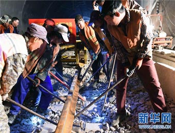 中越、中老国际铁路昆明至玉溪段全线铺通