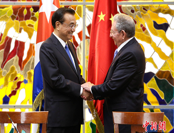 李克强与劳尔·卡斯特罗共同出席签字仪式
