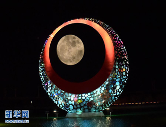 “超级月亮”再现夜空