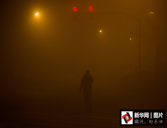 今年最强雾霾来袭 凌晨北京能见度极低