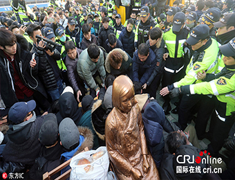 韩民众在日本驻釜山领事馆集会 要求其就慰安妇问题道歉