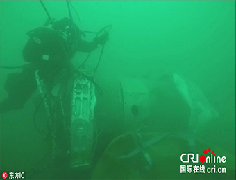 俄图-154失事飞机搜救工作继续 水下打捞画面曝光
