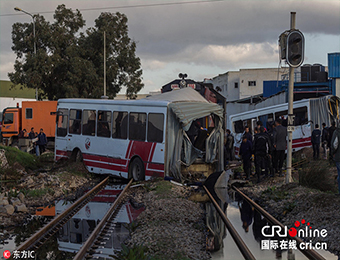 突尼斯发生火车与公交车相撞事故 至少6人死亡