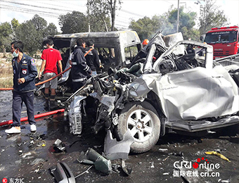 泰国发生两车相撞起火事故 造成25人死亡