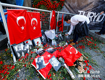 土耳其民众持续悼念恐袭遇难者