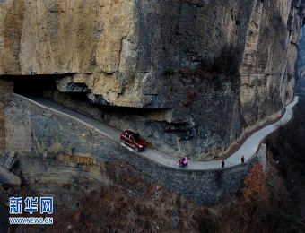 陕西汉中：巴山深处的挂壁公路