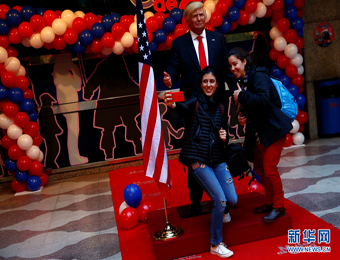 美国候任总统特朗普蜡像揭幕 引游客围观