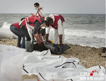 难民船地中海倾覆？ 74具尸体被冲上海岸