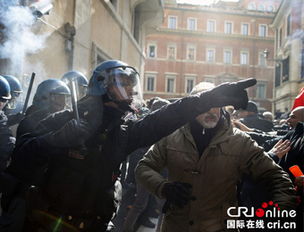 意大利出租车司机罢工集会 与警察发生激烈冲突
