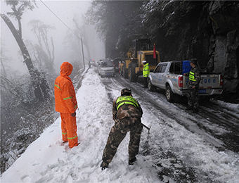 云南独龙江大雪封路93人滞留 目前独龙江公路禁止通行