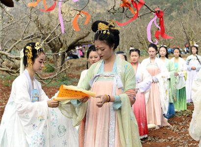 昆明600年古树梨园首次开放 汉服美女 “祭花神” 