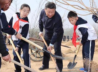 党和国家领导人参加首都义务植树活动
