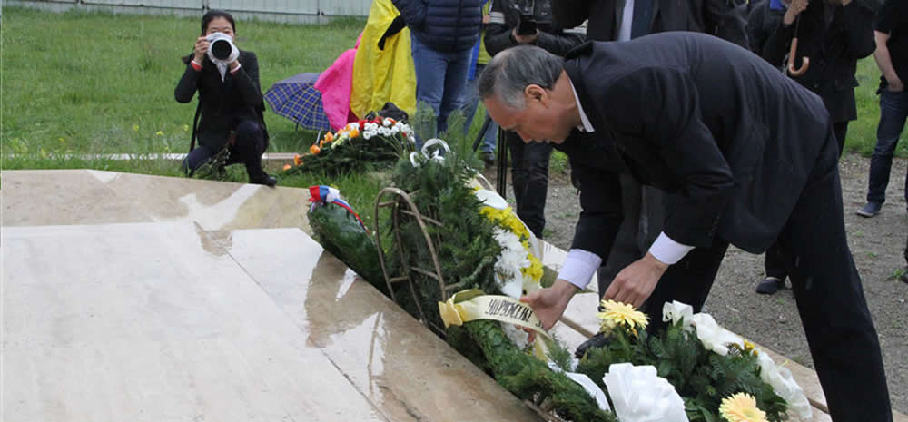 中国驻塞尔维亚大使馆悼念北约轰炸牺牲烈士