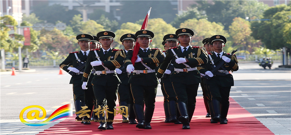 云南多地举行升旗仪式 庆祝中华人民共和国成立68周年