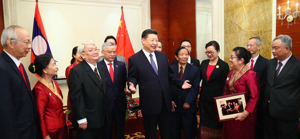 习近平会见老挝奔舍那家族友人