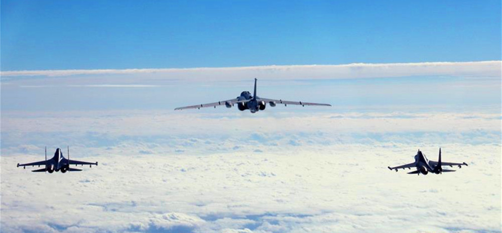 中国空军多架轰－6K战机展翅远洋战巡南海
