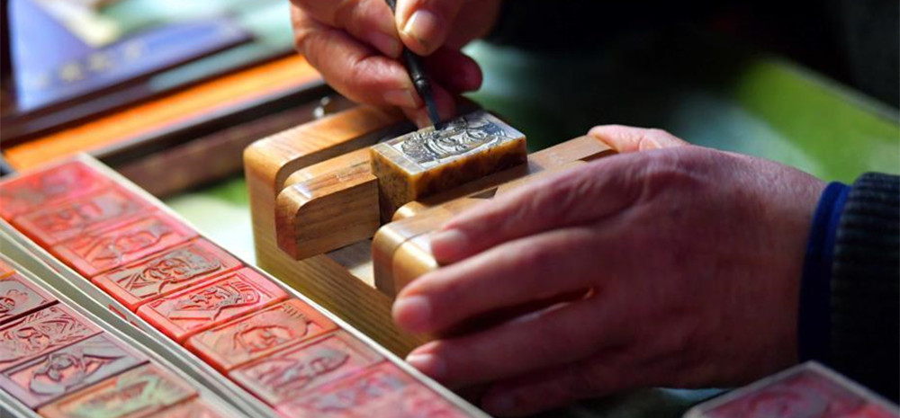 七旬篆刻迷17年制作千余枚中国历史人物“头像章”