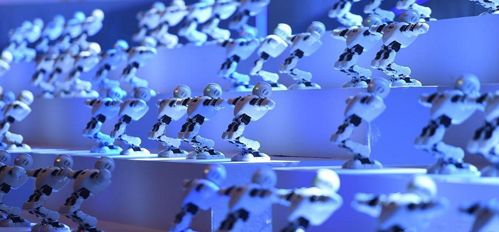 中国国际智能产业博览会：机器人集体舞蹈迎嘉宾
