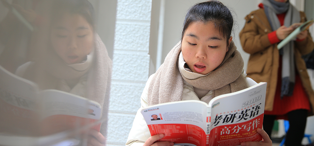 考研学生备考忙