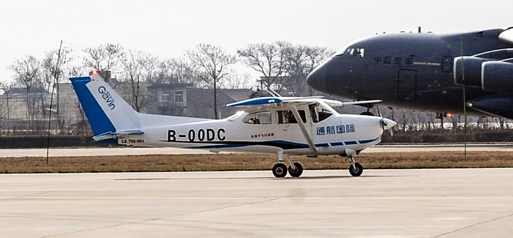 国产小鹰-700飞机成功首飞