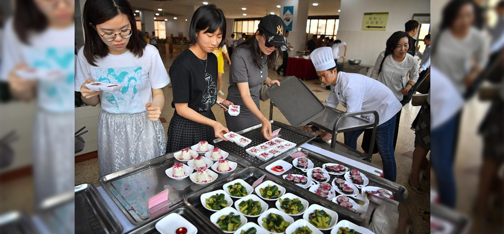 云南大学食堂推出玫瑰花美食受热捧