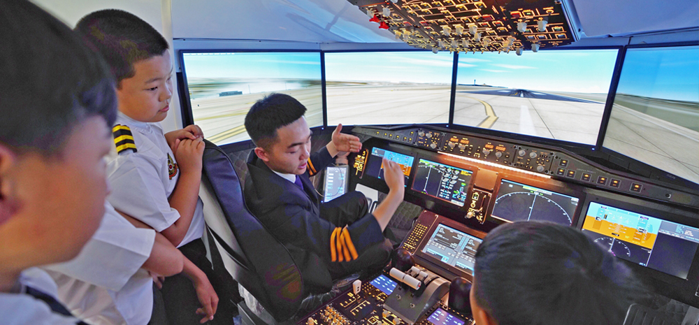 云南昆明举行航空军事夏令营