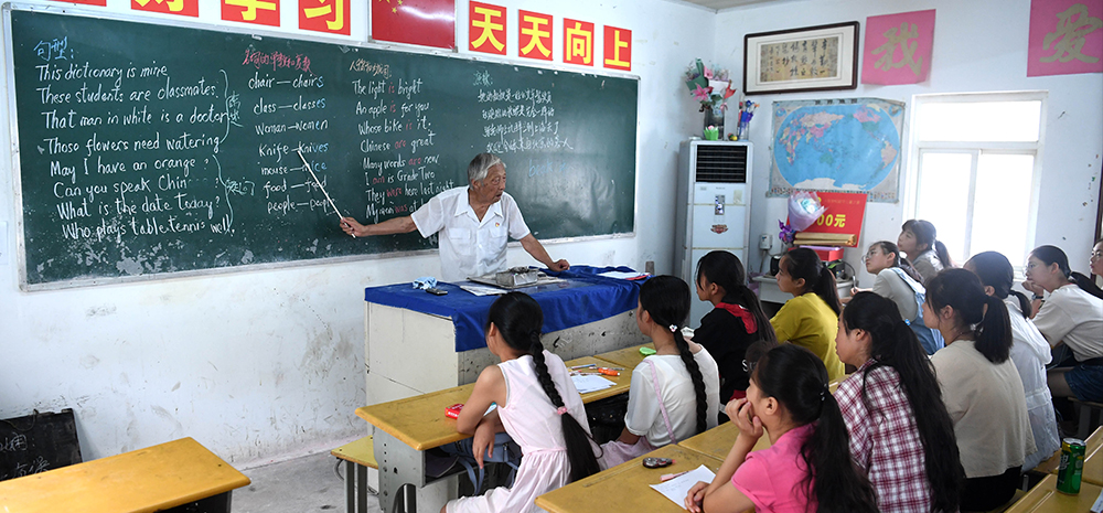92岁退休老教师和他的“留守未成年人之家”