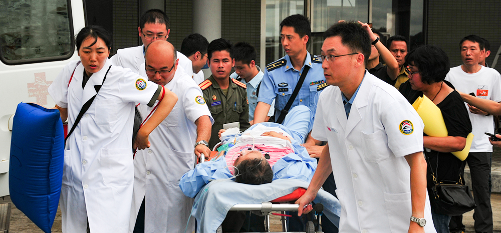 首批老挝车祸受伤中国游客回国