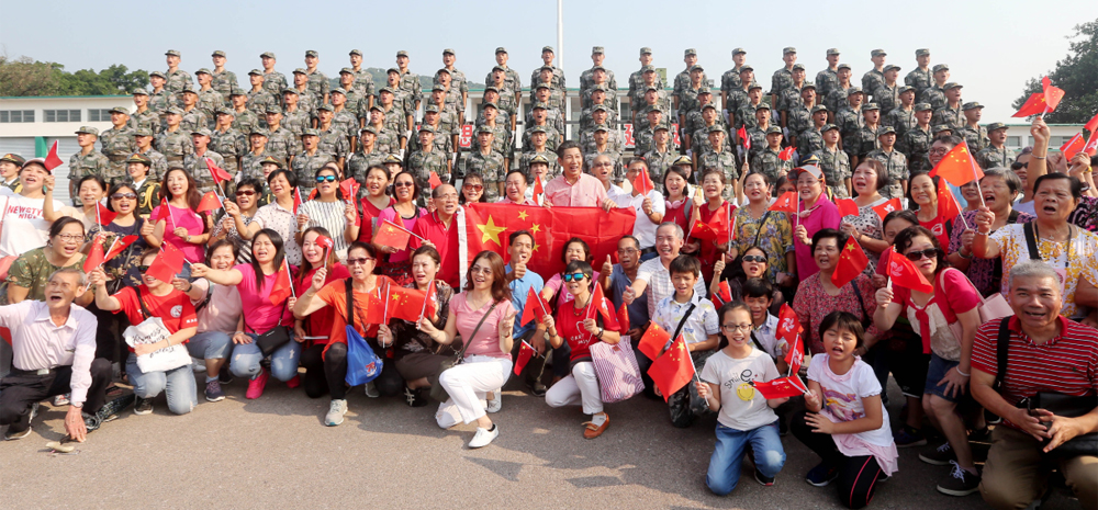 “我和我的祖国，一刻也不能分割”——解放军驻香港部队与市民共同庆祝国庆70周年见闻