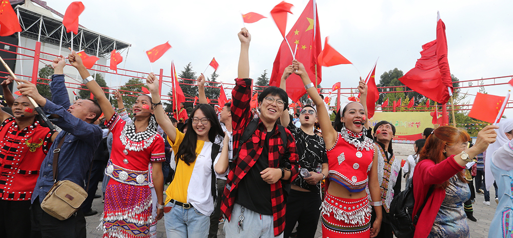 昆明各大公园游人如织