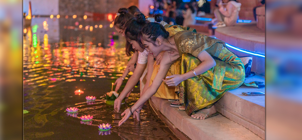 西双版纳欢度浪漫水灯节
