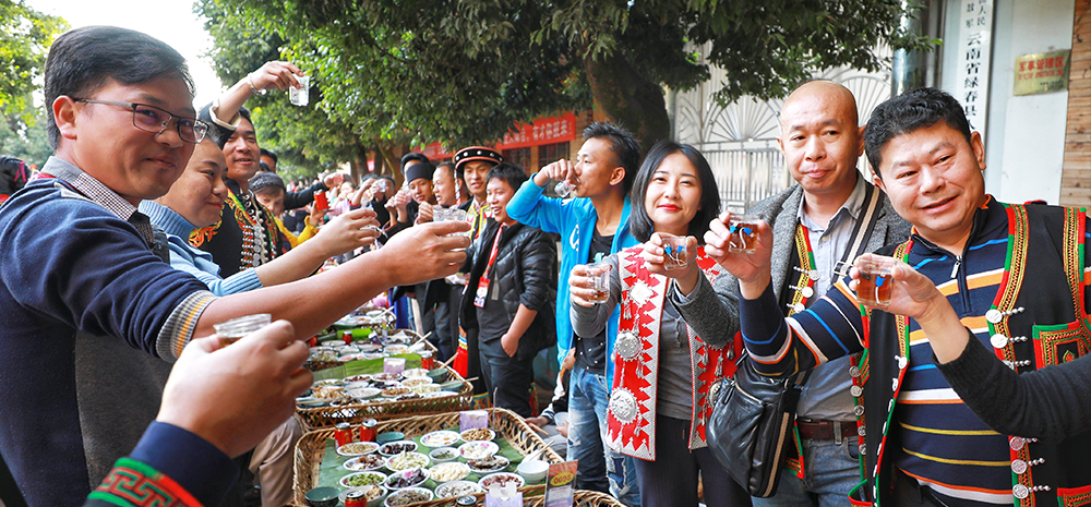 2019年中国·绿春哈尼十月年长街古宴举行