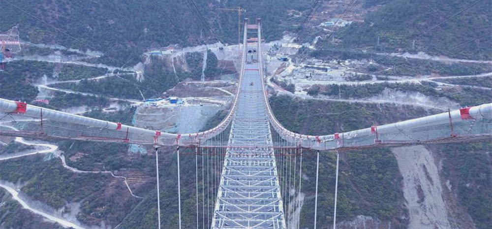 云南香丽高速公路虎跳峡金沙江特大桥合龙