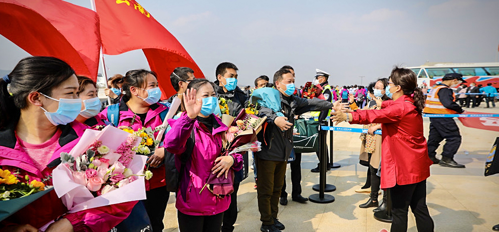 隔空拥抱，今天我们以这样的方式欢迎英雄回家