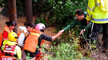 Moments of solidarity in Henan's record rainstorm